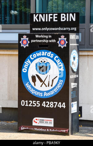 L'extérieur du bac de couteau de police d'Essex à Southend on Sea, Essex, Royaume-Uni. Metal bin pour le dépôt et l'élimination des couteaux et des lames. Sensibilisation aux armes Banque D'Images