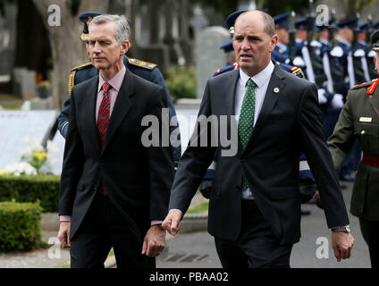 Ministre responsable de la Défense, Paul Kehoe (droite) et Sir Stephen Hillier (à gauche), l'Air Chief Marshal, le chef du personnel de l'aviation au Royaume-Uni, arrivent pour la cérémonie pour marquer l'inauguration d'une Croix de Victoria Stone dans le cimetière Glasnevin, Dublin, dédié à major Edward &Ograve;&Mick Mannock Oacute ; V.C. Banque D'Images