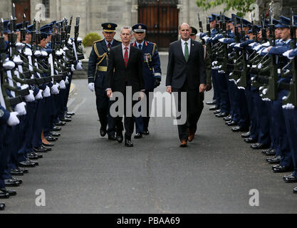 Ministre responsable de la Défense, Paul Kehoe (droite) et Sir Stephen Hillier (deuxième à gauche), l'Air Chief Marshal, le chef du personnel de l'aviation au Royaume-Uni, arrivent pour la cérémonie pour marquer l'inauguration d'une Croix de Victoria Stone dans le cimetière Glasnevin, Dublin, dédié à major Edward &Ograve;&Mick Mannock Oacute ; V.C. Banque D'Images