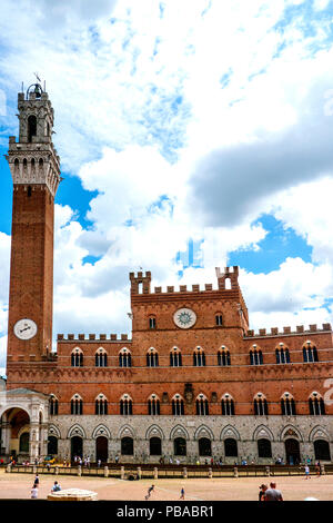 La Torre del Mangia et le Palazzo Publico, dans le Campo de Sienne, carrés, Toscane, Italie Banque D'Images