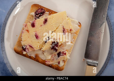Fromage Wensleydale avec canneberges sur cream cracker Banque D'Images