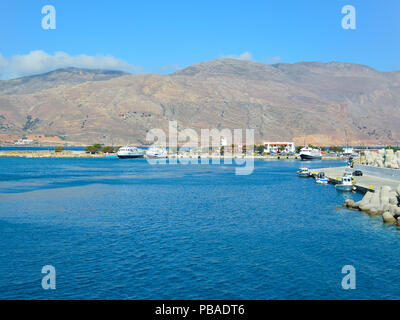 Un quai dans un port grec en début de matinée. Les bateaux de plaisance dans un petit port de Creete Banque D'Images