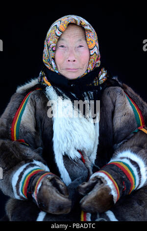 Tatiana Salinder, portrait de Nenet herder en hiver manteau de fourrure de renne. Le collier est noir avec fourrure de renard arctique la fourrure de castor et d'avis des rubans. Yar-Sale, district du nord-ouest de Yamal, Sibérie, Russie. Avril 2016. Banque D'Images