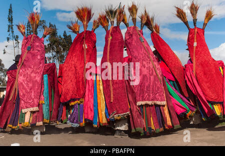 Les Indiens Salasaca dans vêtements colorés, la célébration de l'Inti Raymi festival - ou fête du Soleil, Salasaca, les Andes, l'Equateur, juin 2004. Banque D'Images
