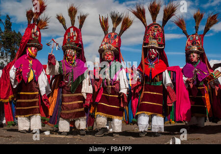 Les Indiens Salasaca dans masques traditionnels et des coiffures, la célébration de l'Inti Raymi festival - ou fête du Soleil, Salasaca, les Andes, l'Equateur, juin 2004. Banque D'Images