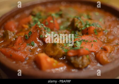 La cuisine russe - bol chaud de Zharkoye. un ragoût à base de boeuf, pommes de terre, les carottes, le persil et le céleri, légèrement épicé avec de l'ail, les clous de girofle et de l'aneth Banque D'Images