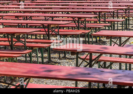 Laid vieux rouge des banquettes en bois et des tableaux, d'où la peinture s'écaille, dans un jardin de bière à Hanovre Banque D'Images