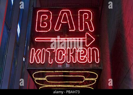 Enseigne au néon rouge disant Bar cuisine avec une flèche dirigée vers la droite Banque D'Images