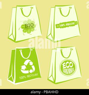 Ensemble de sacs en papier blanc avec des panneaux écologiques et verts les contours. Certificat Bio, 100 % bio, eco friendly, étiquettes recyclables. Vector illustration Illustration de Vecteur