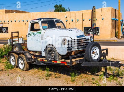 TAOS, NM, USA-8 le 18 juillet : le corps d'une camionnette Chevrolet crica-1950 définit sur une remorque sur un coin de rue au centre-ville de Taos. Banque D'Images