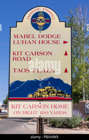 TAOS, NM, USA-8 le 18 juillet : une plaque de rue dans la vieille Taos, diriger un à plusieurs endroits historiques. Banque D'Images