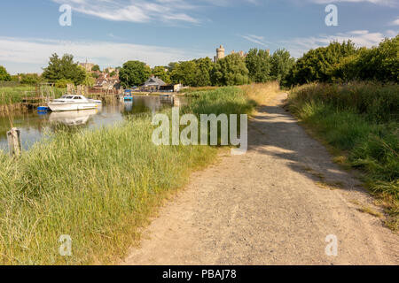 Un sentier longeant la rivière Arun vers Arundel, West Sussex, UK. Banque D'Images