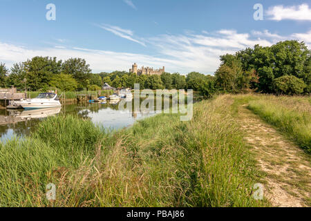 Un sentier longeant la rivière Arun vers Arundel, West Sussex, UK. Banque D'Images