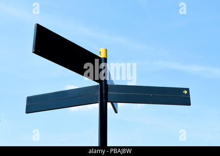 Panneau direction vide isolé sur fond bleu Banque D'Images