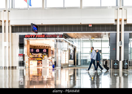 Dulles, USA - Le 13 juin 2018 : Duty free Americas boutique, magasin avec les gens, les passagers à marcher avec assurance, bagages, sacs à l'Aéroport International de Dulles Banque D'Images
