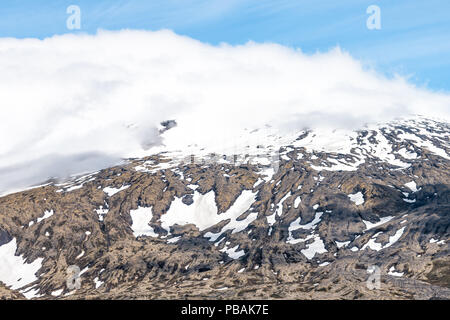 Snaefellsjokull, enneigés des montagnes, glaciers couverts de pointe dans le parc national avec formations de lave, cratère, nuages, ciel bleu Banque D'Images