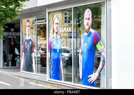 Reykjavik, Islande - 19 juin 2018 : rue Adalstraeti, Ingolfur Ingolfstorg Square, au centre-ville, centre, cafe, publicité pour Icelandic national socc Banque D'Images