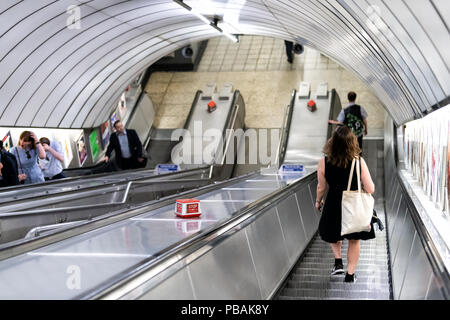 Londres, Royaume-Uni - 26 juin 2018 : la station de métro Pimlico, escalator souterrain en ville avec les gens, la femme à monter et descendre dans un tunnel couvert Banque D'Images