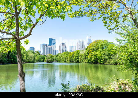 Paysage Urbain, vue sur l'horizon en Piedmont Park à Atlanta, Géorgie, à ossature bois à travers des arbres, l'eau, pittoresque ville urbaine du centre-ville de gratte-ciel au lac de cla Banque D'Images