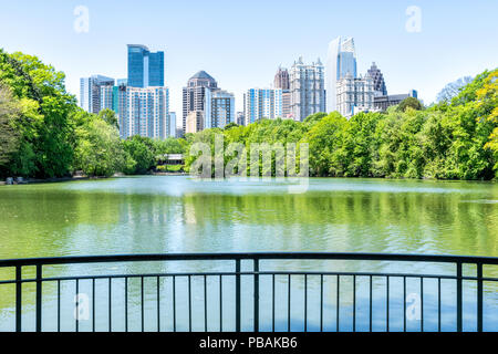 Paysage Urbain, vue sur l'horizon en Piedmont Park à Atlanta, Géorgie, arbres, feuillage vert d'eau pittoresque, urban city skyscrapers downtown au lac Clara Meer par Banque D'Images