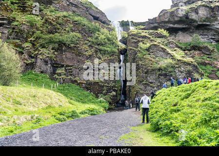 Gljufrabiu, Islande - 14 juin 2018 : par entrée de canyon avec cascade de falaises, l'eau qui coule, la saleté de gravier, l'herbe verte, foli Banque D'Images