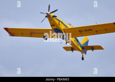 Plan de lutte contre l'incendie le tracteur à l'air-802 survolant pouvez Marroig immobiliers publics dans le Parc Naturel de Ses Salines (Formentera, Iles Baléares, Espagne) Banque D'Images