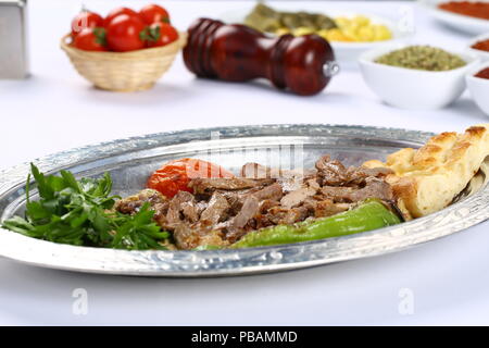 Viande Kebab turc servi dans une plaque anatolienne Banque D'Images