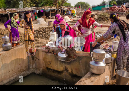 AHMEDABAD, INDE - Le 10 décembre 2017 : les femmes musulmanes non identifiés de village Makarba potter collecte l'eau d'un puits à proximité de l'approvisionnement en eau pour recueillir Banque D'Images