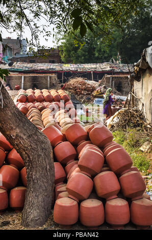 AHMEDABAD, INDE - Le 10 décembre 2017 : Avis de la cour avant de potiers accueil et collection de pots de l'eau terre d'argile prêt à livré au marché. Banque D'Images