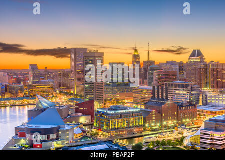 Baltimore, Maryland, États-Unis d'horizon de l'arrière-port au crépuscule. Banque D'Images