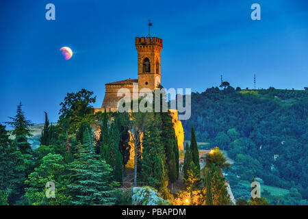 Eclipse de Lune rouge sur la tour de l'horloge en Italie Banque D'Images