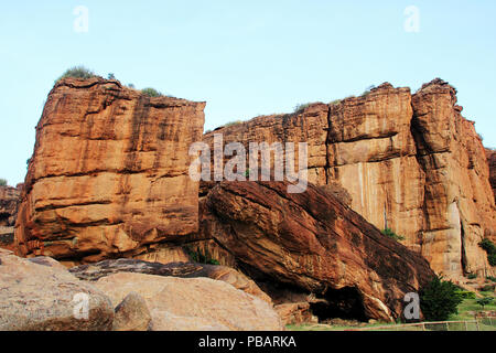 De magnifiques rochers dans le sommeil, l'article et inclinables à l'attitude dans le district de Bagalkot Badami, Karnataka, Inde, Asie Banque D'Images