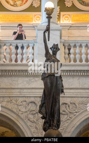 La figure classique de Bronze est titulaire d'un "flambeau de la connaissance" dans le Grand Hall de l'immeuble Thomas Jefferson de la Bibliothèque du Congrès à Washington DC. T Banque D'Images