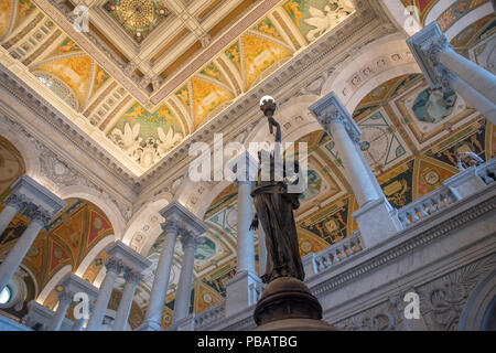 La figure classique de Bronze est titulaire d'un "flambeau de la connaissance" dans le Grand Hall de l'immeuble Thomas Jefferson de la Bibliothèque du Congrès à Washington DC. T Banque D'Images