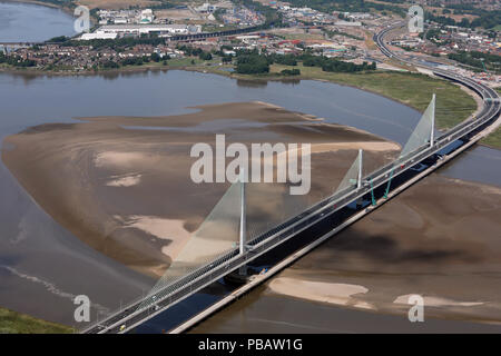 Vue aérienne de la rivière Mersey Gateway crossing bridge à Runcorn, Juillet 2018 Banque D'Images