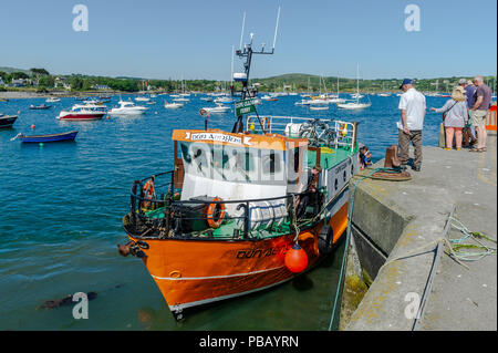 Ferry Cape Clear de l'ONU "Un Oir' quais à Schull Harbour à prendre des passagers en direction de Cape Clear Island, West Cork, Irlande sur une journée d'été. Banque D'Images