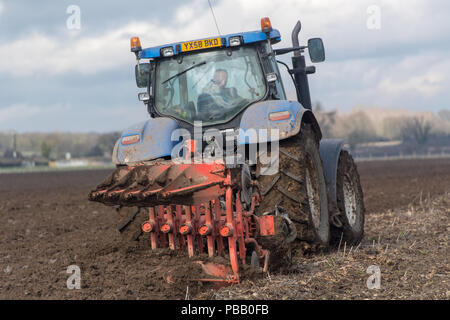 Labourer un champ avec un New Holland T7030 et d'un sillon de charrue Kuhn 5 réversible, la position de l'établissement. North Yorkshire, UK. Banque D'Images