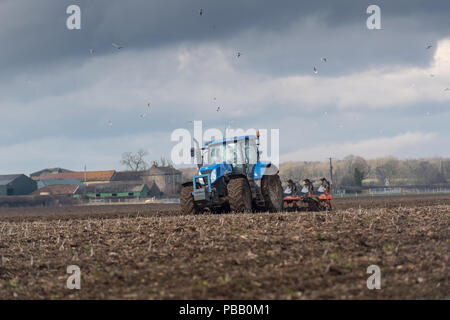 Labourer un champ avec un New Holland T7030 et d'un sillon de charrue réversible 5 Kuhn, North Yorkshire, UK. Banque D'Images