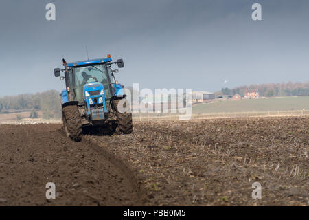 Labourer un champ avec un New Holland T7030 et d'un sillon de charrue réversible 5 Kuhn, North Yorkshire, UK. Banque D'Images