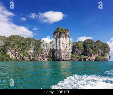 Les roches karstiques tropicaux populaires Voyage parfait pour l'escalade, la province de Krabi, Thaïlande Banque D'Images