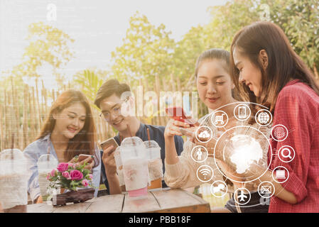 Groupe de personnes utiliser smartphone pour se connecter à internet, d'application divers des choses conceptual Banque D'Images