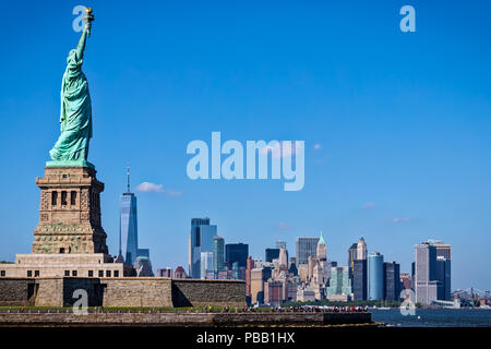 La Statue de la Liberté à New York City dans l'arrière-plan. Banque D'Images