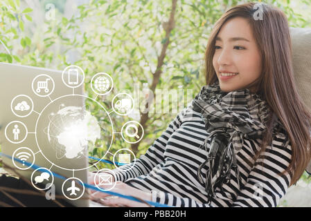 Belle jeune femme adolescente indépendant travail avec ordinateur portable à la cafétéria, la technologie de conceptuel, l'ITO internet des objets Banque D'Images