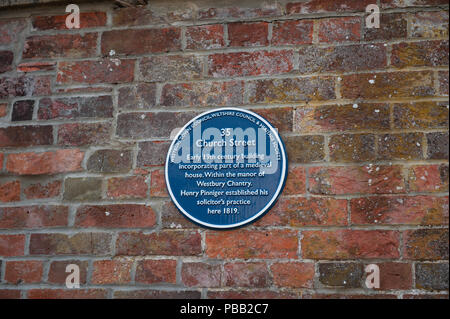 Blue Plaque à Westbury, Wiltshire, Royaume-Uni sur un bâtiment du 19ème siècle. Banque D'Images