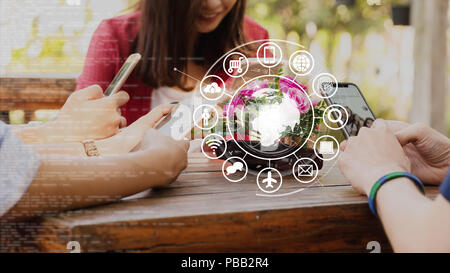 Mains de personnes utilisent smartphone pour se connecter à internet, d'application divers des choses conceptual Banque D'Images