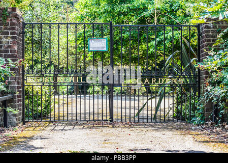 Churchill Gardens à Southend on Sea, Essex, Royaume-Uni. Paisible et isolé les jardins ornementaux avec ruisseau et cascade. Paysage par Ian Walker Banque D'Images