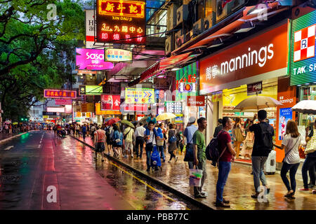 Haiphong Road, Kowloon Park, Tsim Sha Tsui, Hong Kong, Chine. La route liens Canton Road et Nathan Road. Banque D'Images