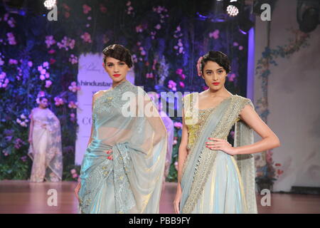 New Delhi, Inde. 26 juillet, 2018. Présentation des modèles de la nouvelle collection de designer Pallavi Jaikishan durant la Semaine de l'Inde Couture 2018 Credit : Jyoti Kapoor/Pacific Press/Alamy Live News Banque D'Images