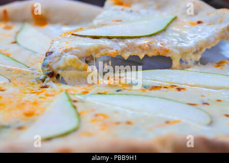 Pizza quatre fromages avec poires Banque D'Images