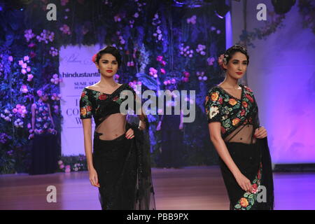 New Delhi, Inde. 26 juillet, 2018. Présentation des modèles de la nouvelle collection de designer Pallavi Jaikishan durant la Semaine de l'Inde Couture 2018 Credit : Jyoti Kapoor/Pacific Press/Alamy Live News Banque D'Images